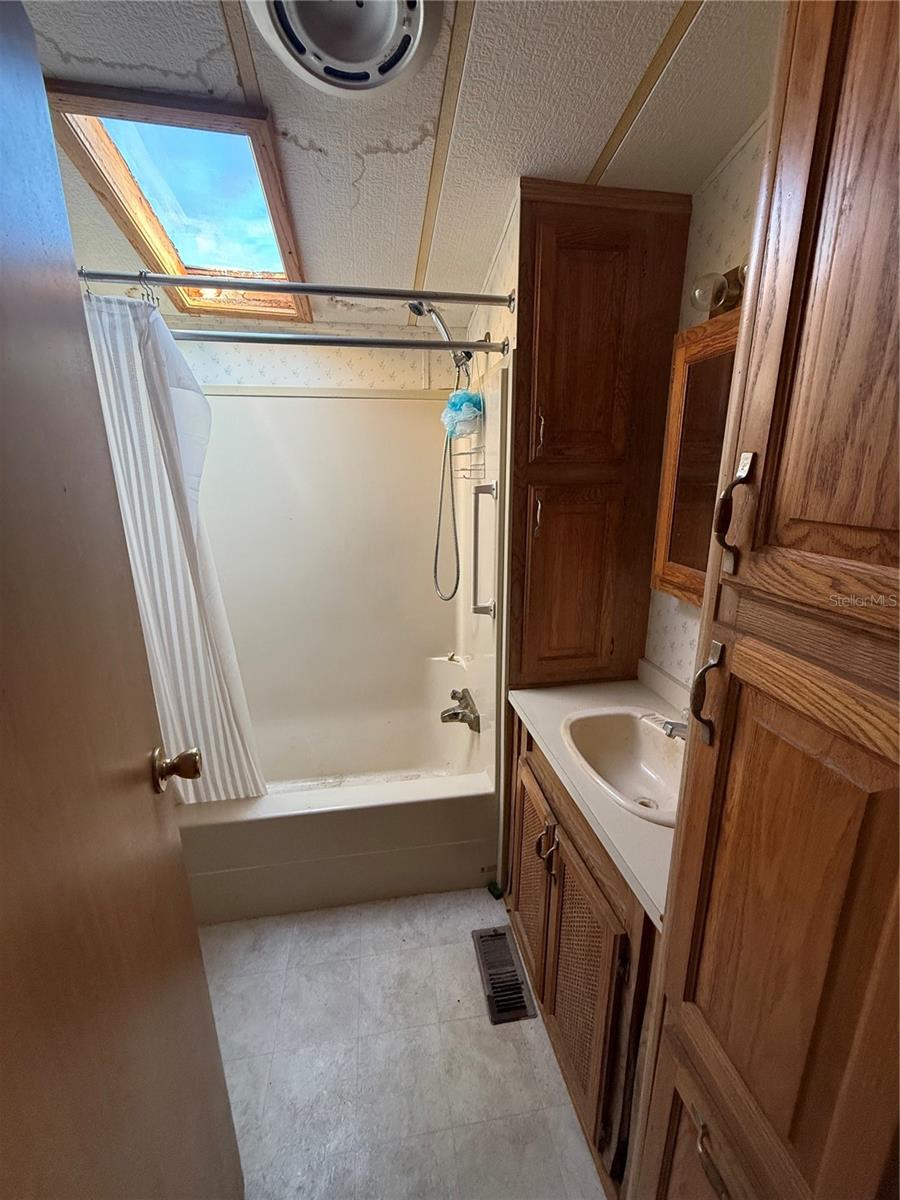 HOLIDAY TRAVEL PARK ENGLEWOOD - Residential