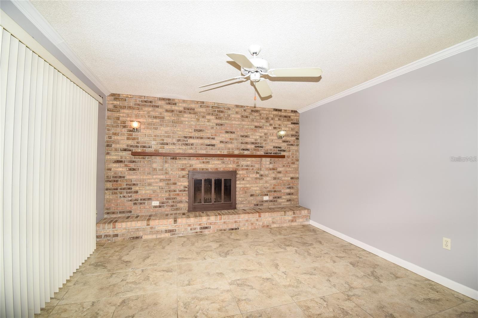 COUNTRY MEADOWS - Residential Lease