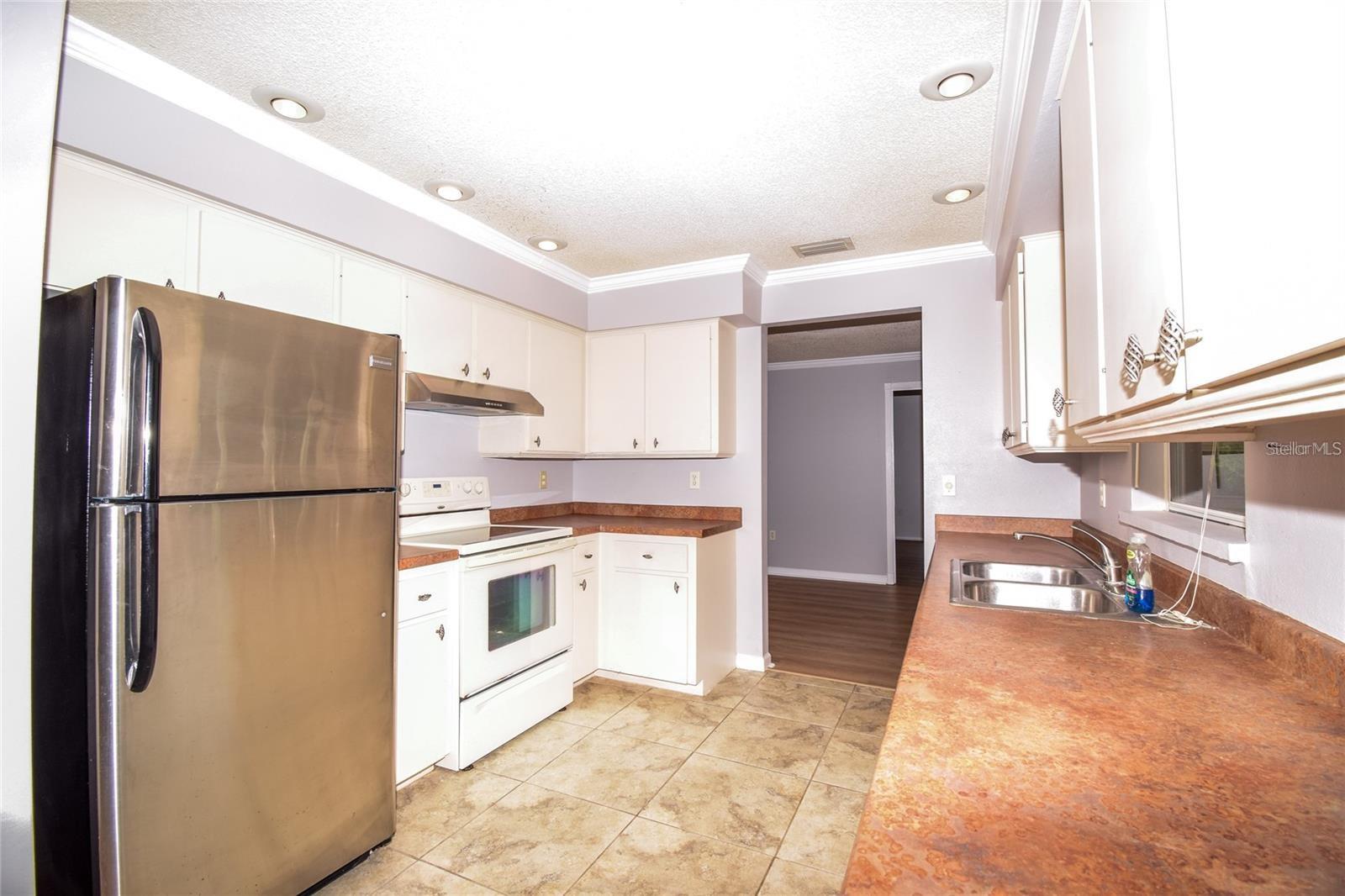 COUNTRY MEADOWS - Residential Lease