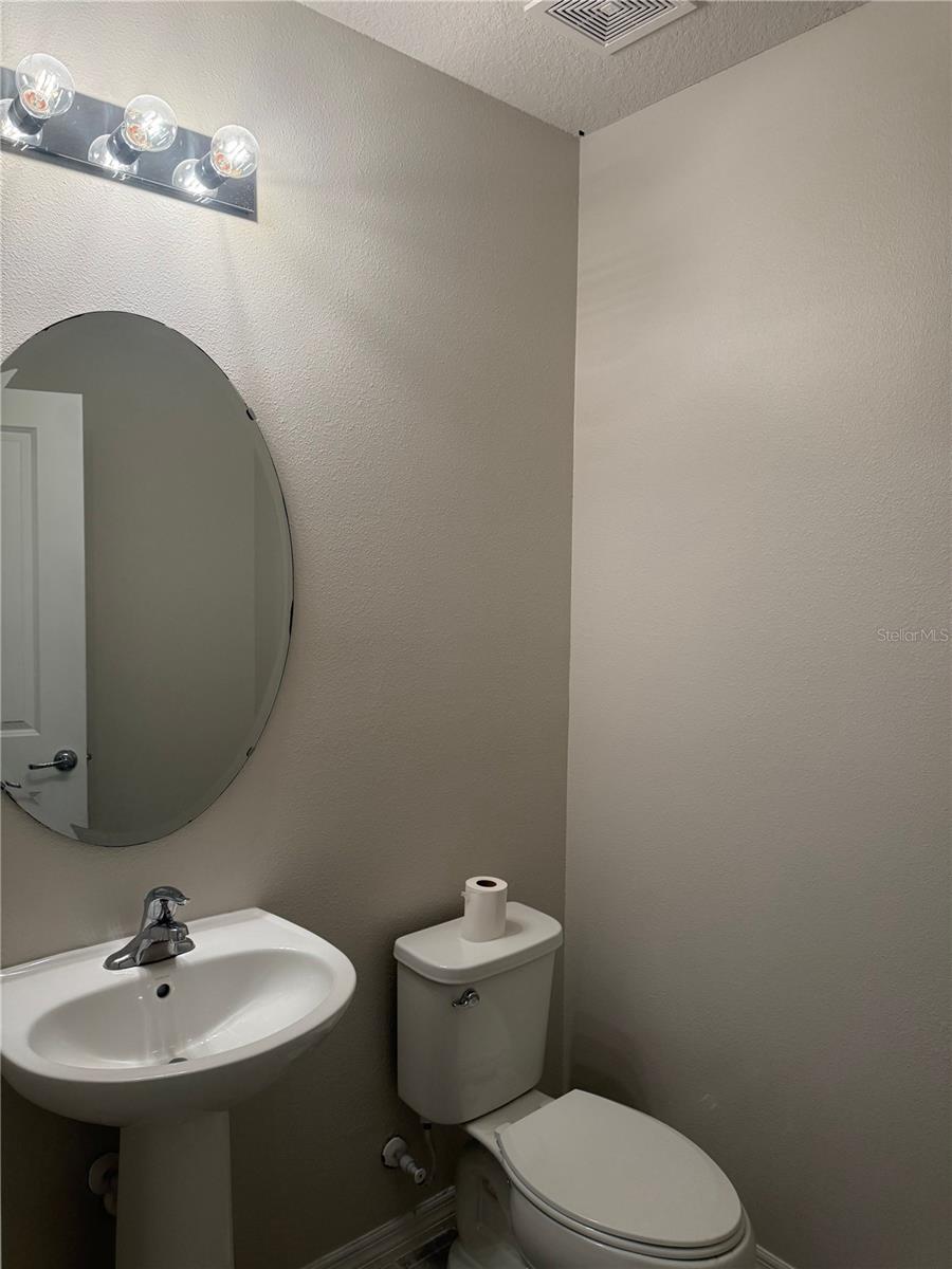 ESTATES/LK FLORENCE - Residential Lease