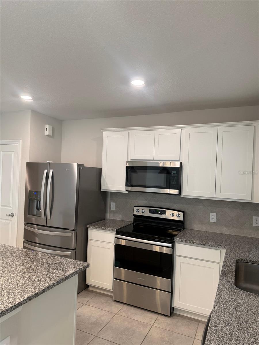 ESTATES/LK FLORENCE - Residential Lease