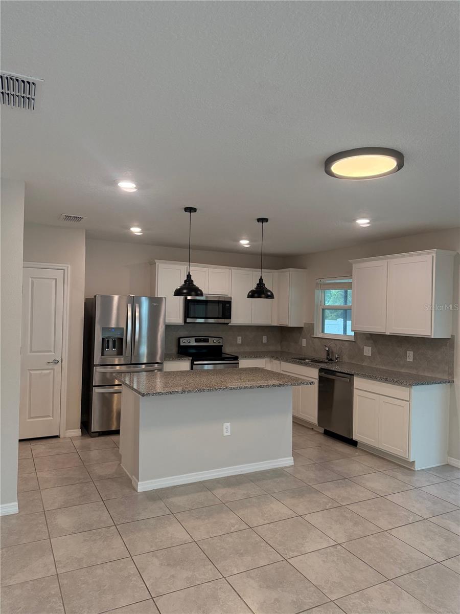ESTATES/LK FLORENCE - Residential Lease