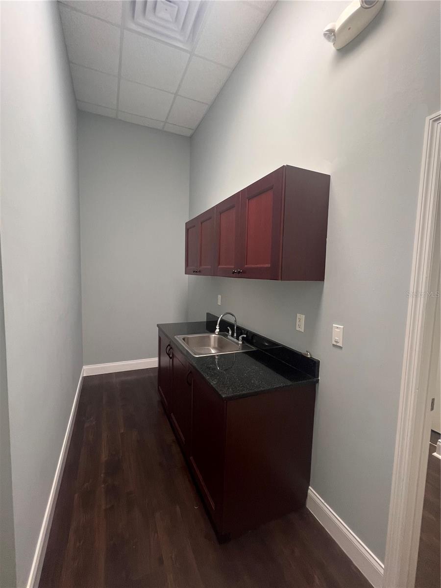 STARPOINTE SERVICE CENTER - Commercial Lease