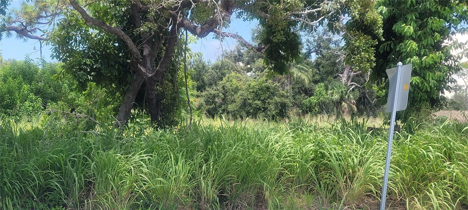 Great Investment!! Large Lot in Great Location, Just over the Bridge from Casey Key! Close to I-75, Walking distance to Shops and Restaurants! This lot allows building a Single Family Home PLUS an AUD up to 600 sqft! Beautiful New Builds All Around with prices of $500K+!