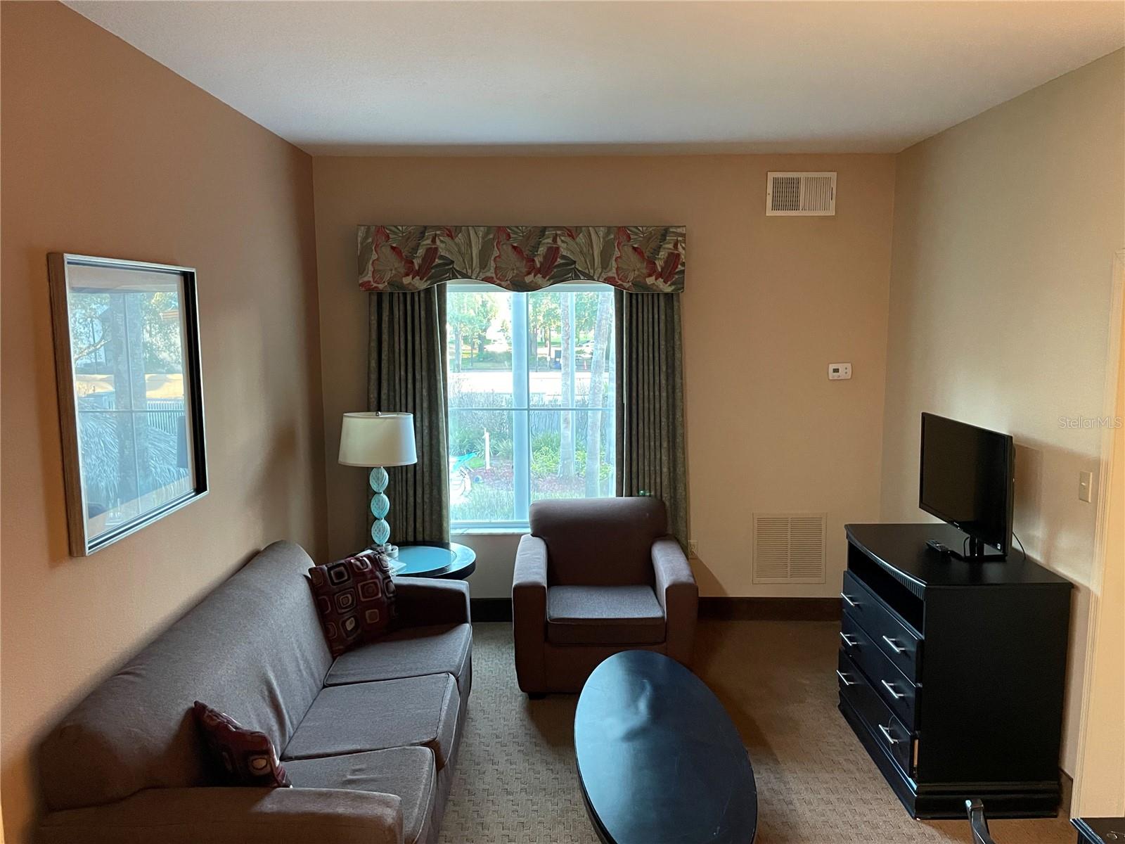 8303 RESIDENCE - Residential