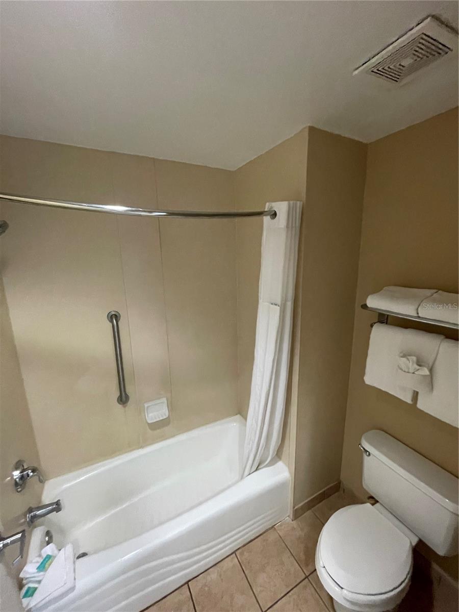 8303 RESIDENCE - Residential