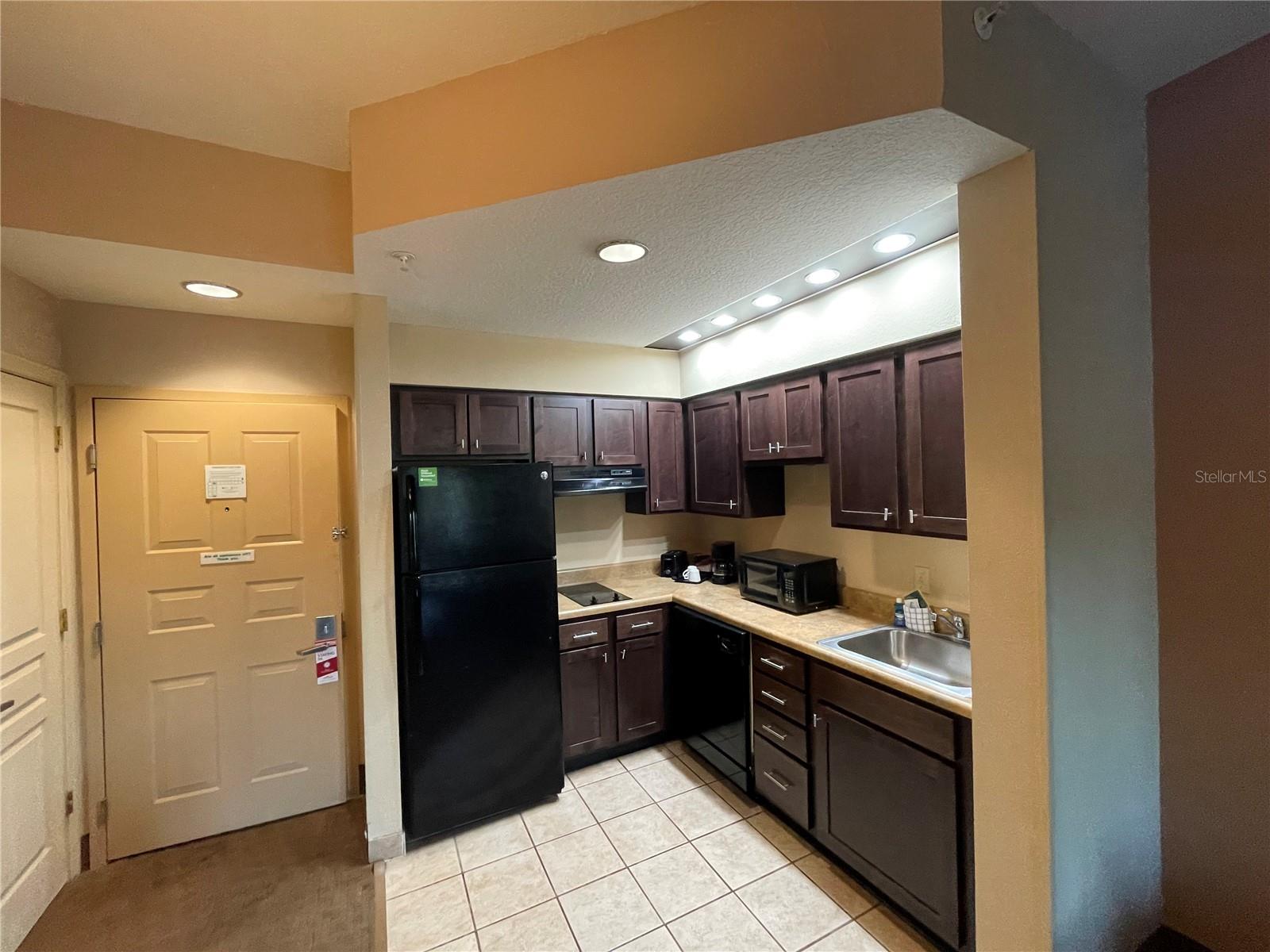 8303 RESIDENCE - Residential