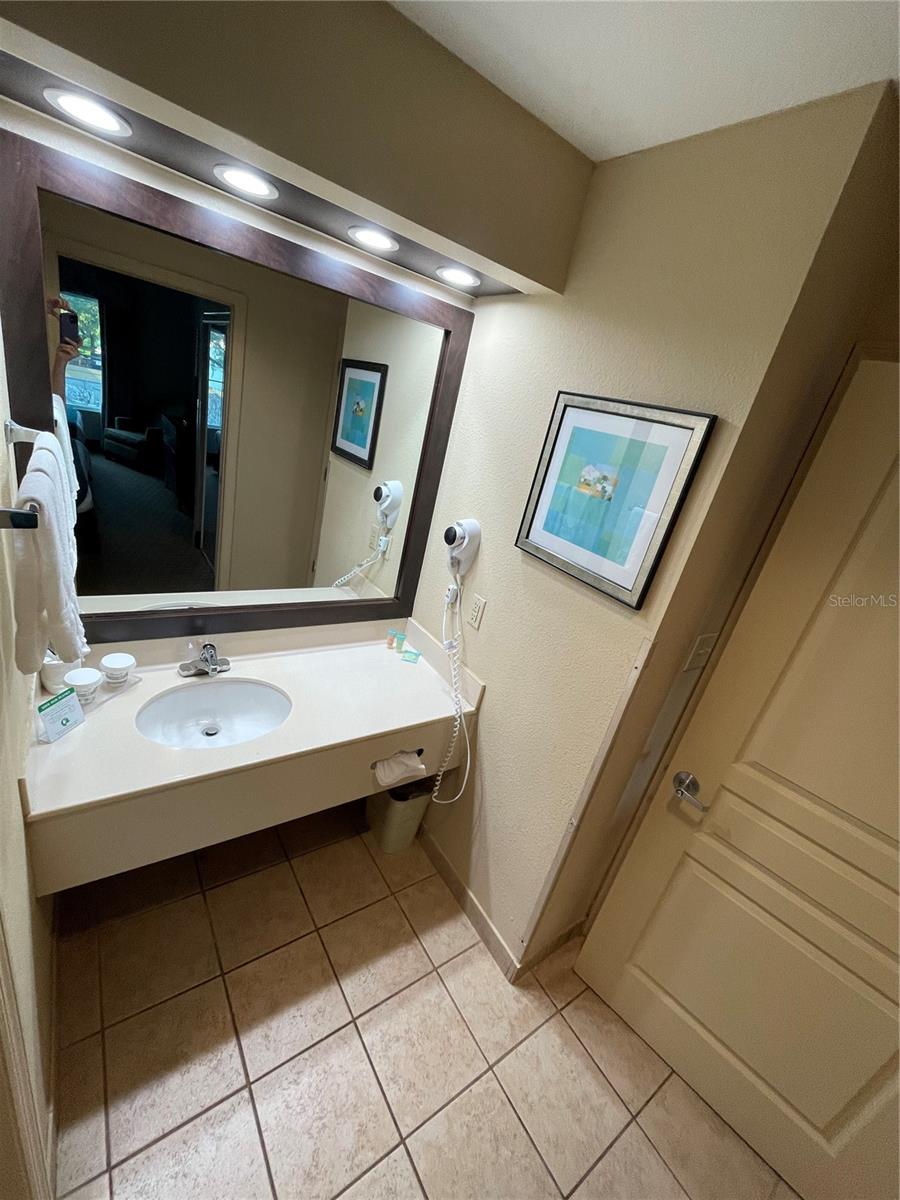 8303 RESIDENCE - Residential