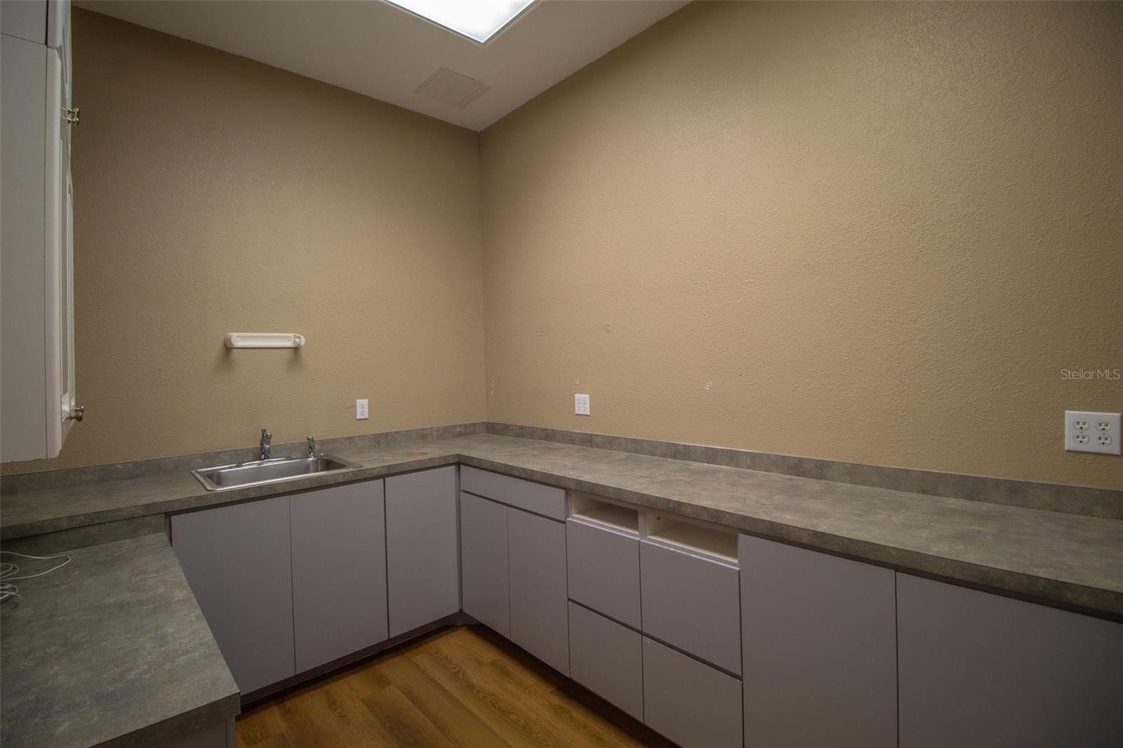 PROFESSIONAL CENTER 970 - Commercial Lease