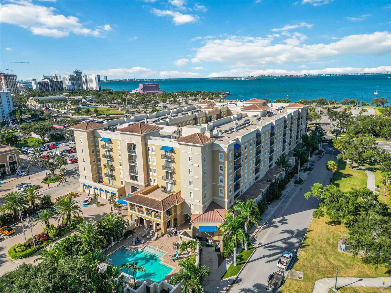 BROADWAY PROMENADE - Residential