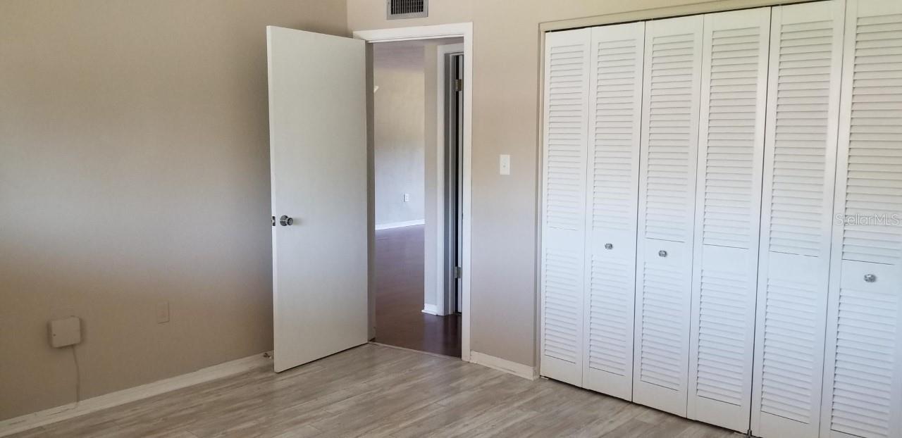 LAKE OVERLOOK APTS - Residential