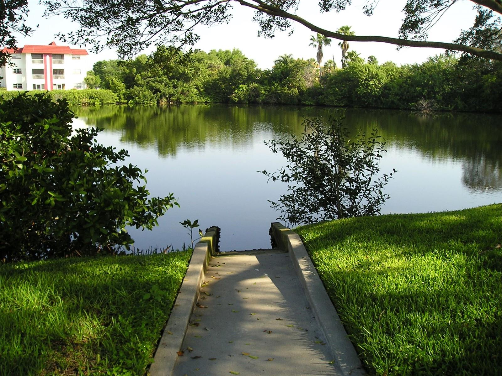 LAKE OVERLOOK APTS - Residential