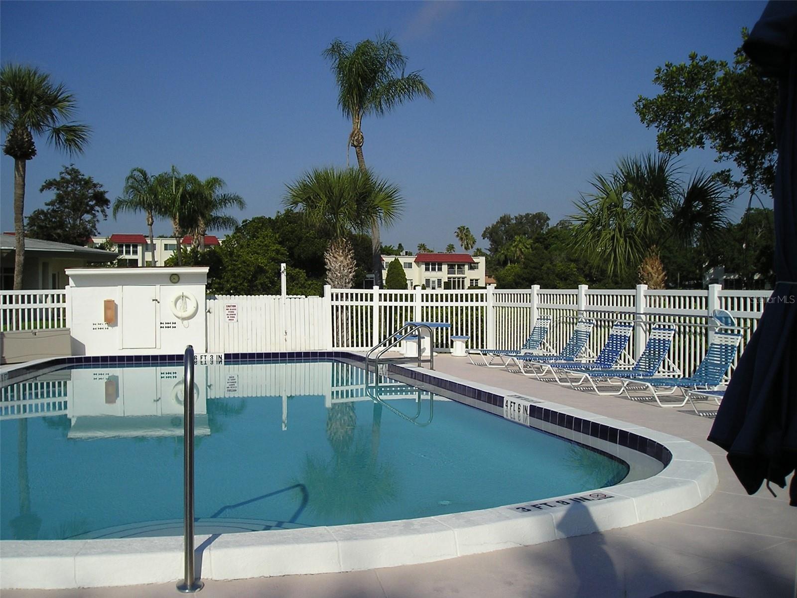 LAKE OVERLOOK APTS - Residential