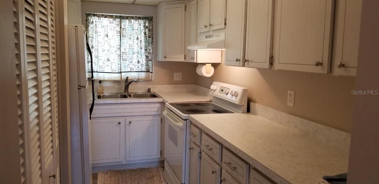 LAKE OVERLOOK APTS - Residential