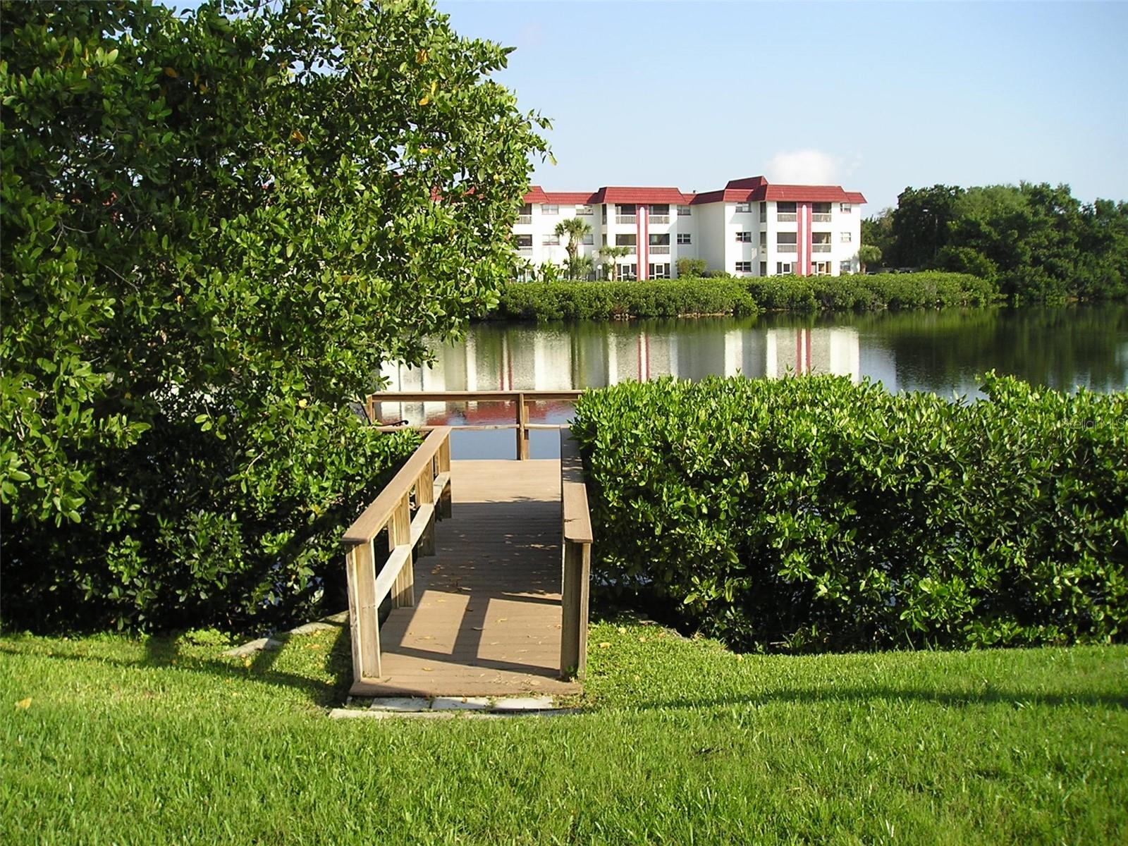 LAKE OVERLOOK APTS - Residential