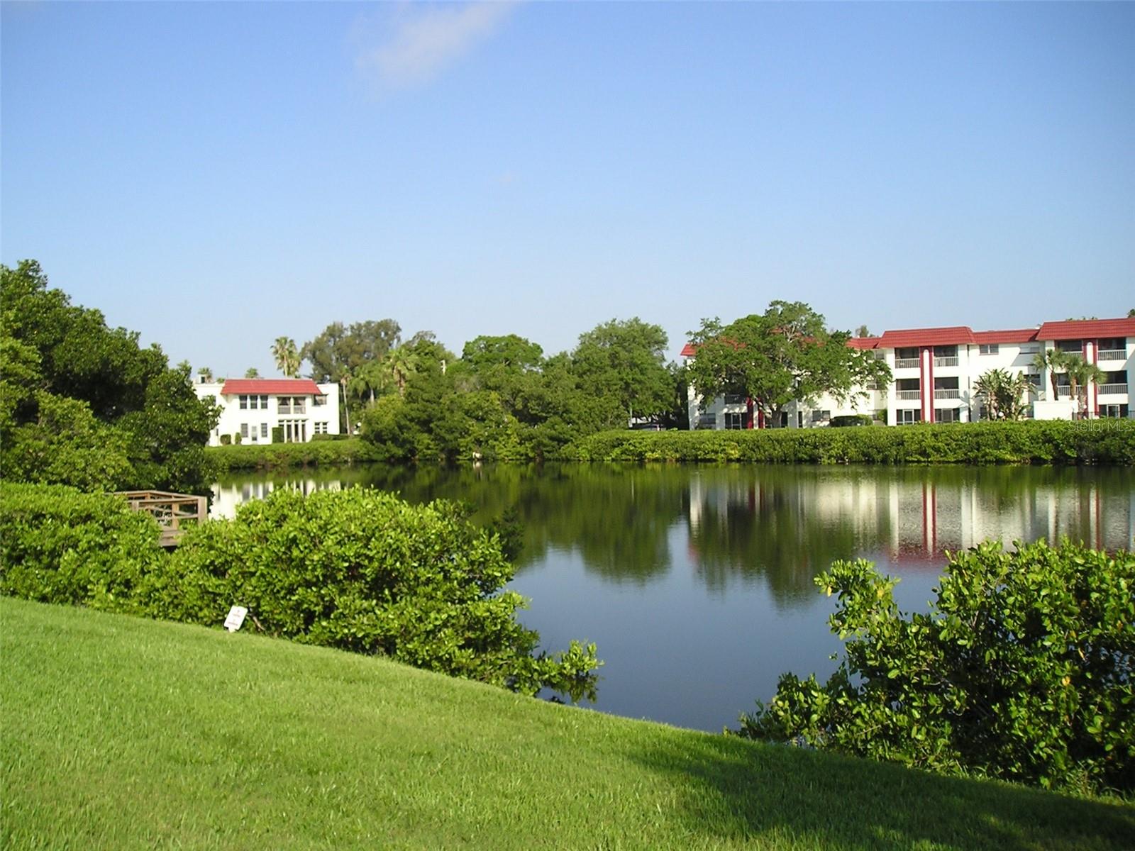 LAKE OVERLOOK APTS - Residential