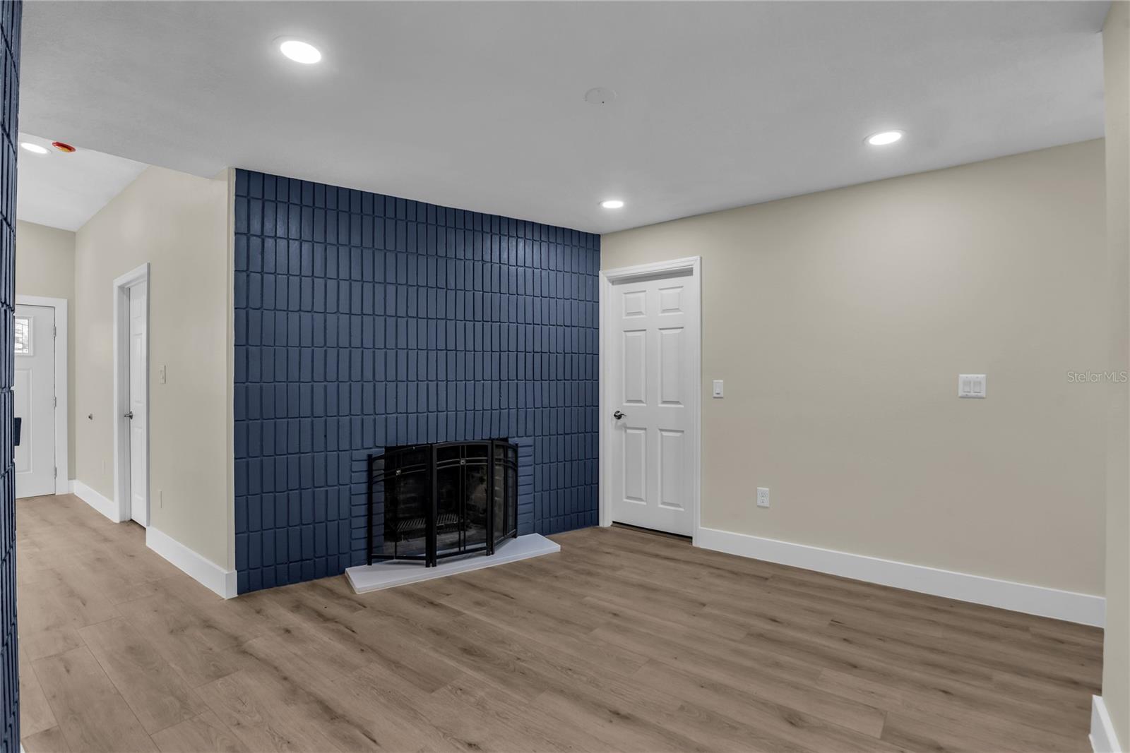 DOVER SHORES 6TH ADD - Residential