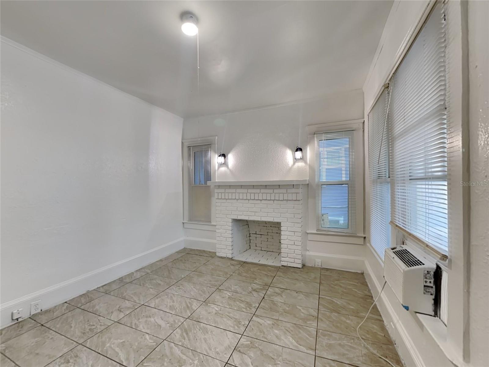 ROGERS SEABREEZE - Residential Lease