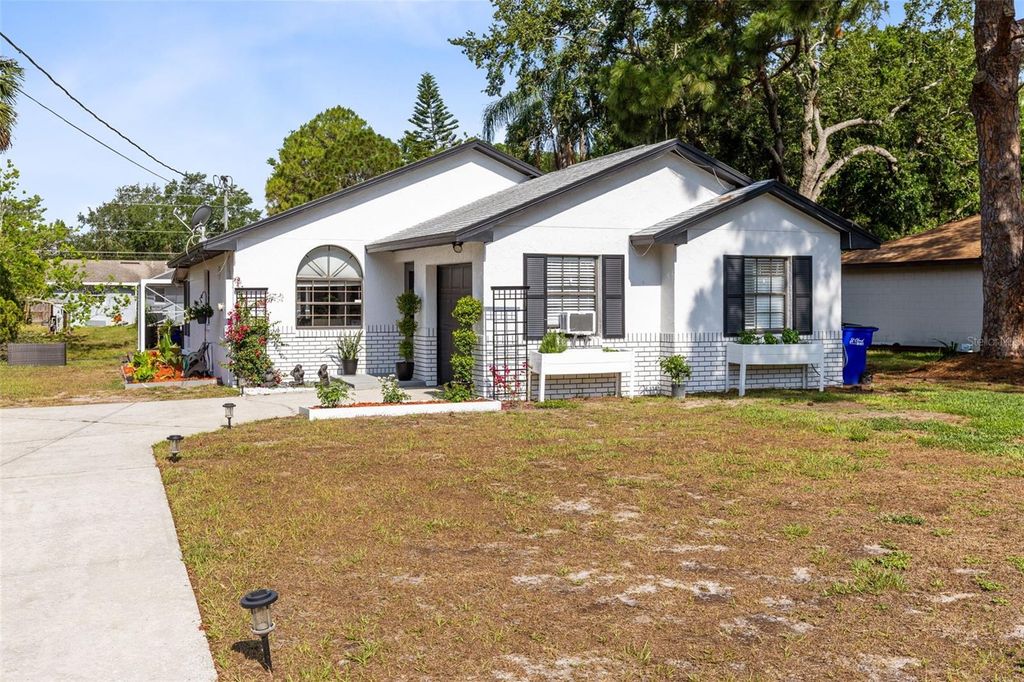 Photo of 106 Edgewater Drive, Saint Cloud, FL 34769 (MLS # S5126745)