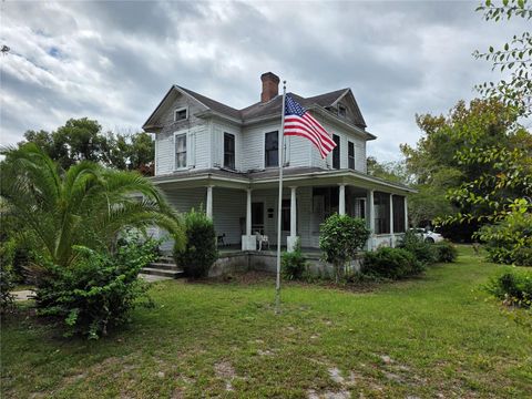 Photo of 102 S Trowell Avenue, Umatilla, FL 32784 (MLS # G5103233) Photo of 102 S Trowell Avenue, Umatilla, FL 32784 (MLS # G5103233)