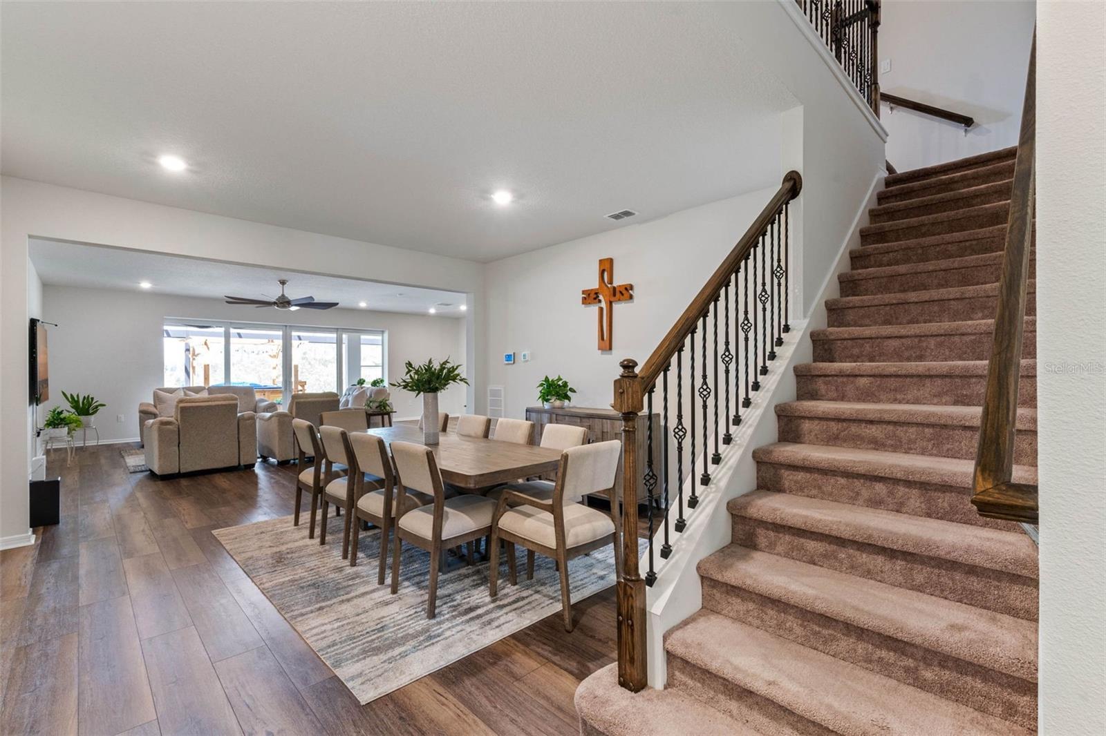 2412 SOUTHLAWN LANE