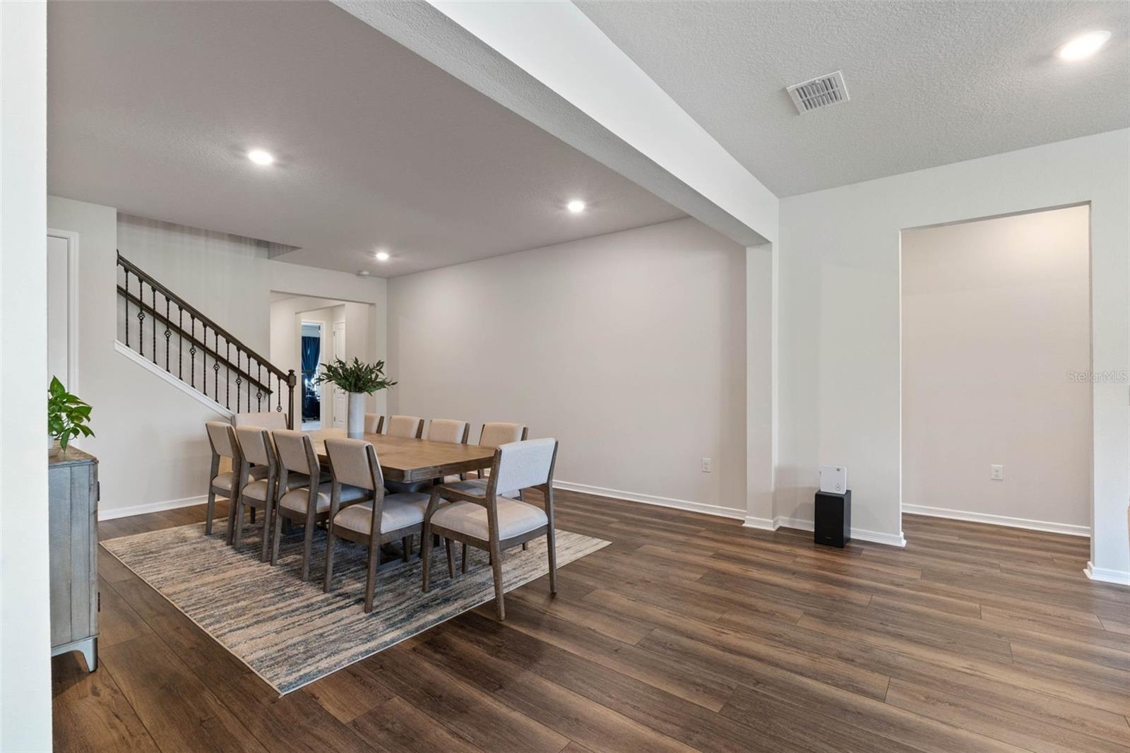 2412 SOUTHLAWN LANE
