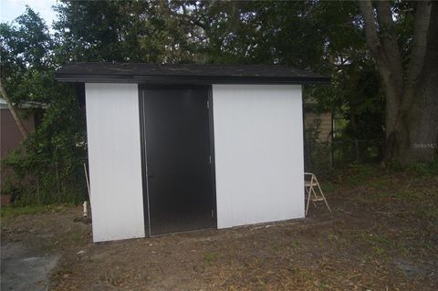 A home in LAKE WALES