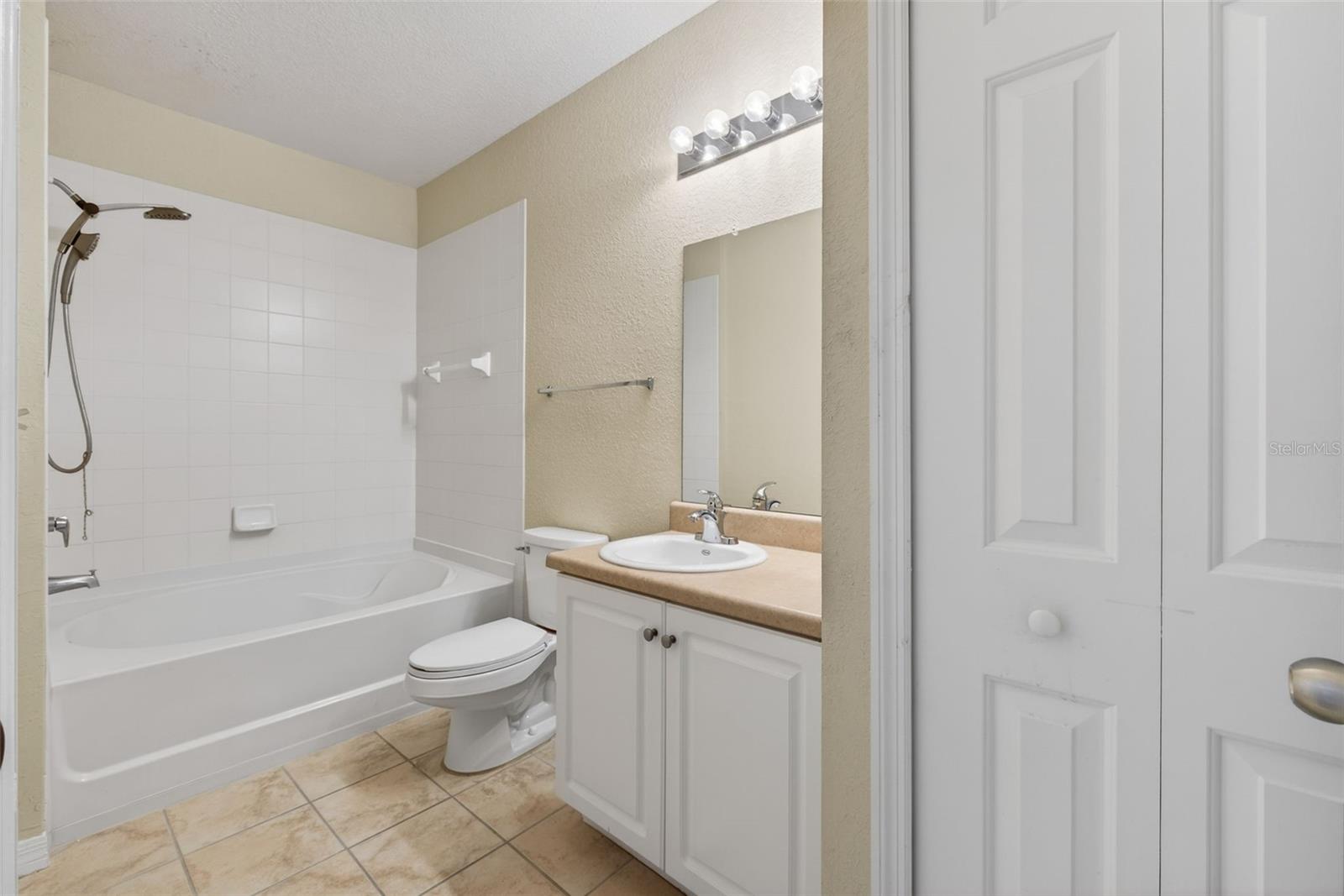 REGISTRY AT MICHIGAN PARK CONDOMINIUM - Residential Lease