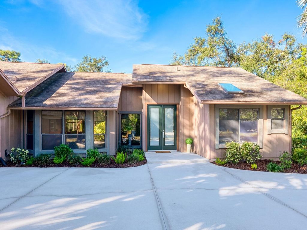 Photo of 4729 Oak Run Drive, Sarasota, FL 34243 (MLS # A4675346)