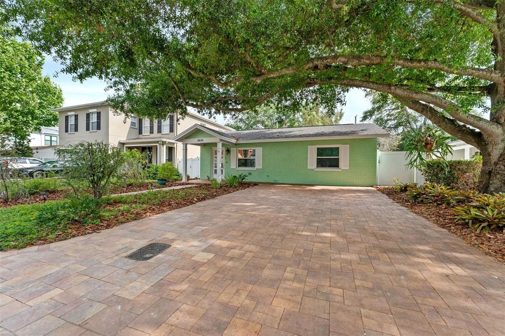 Photo of 3910 W Vasconia Street, Tampa, FL 33629 (MLS # TB8495041)