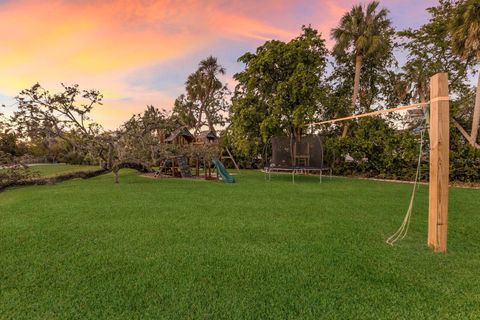 A home in PALMETTO