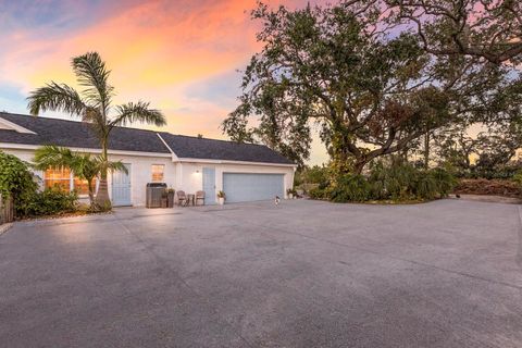 A home in PALMETTO