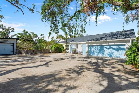 A home in PALMETTO