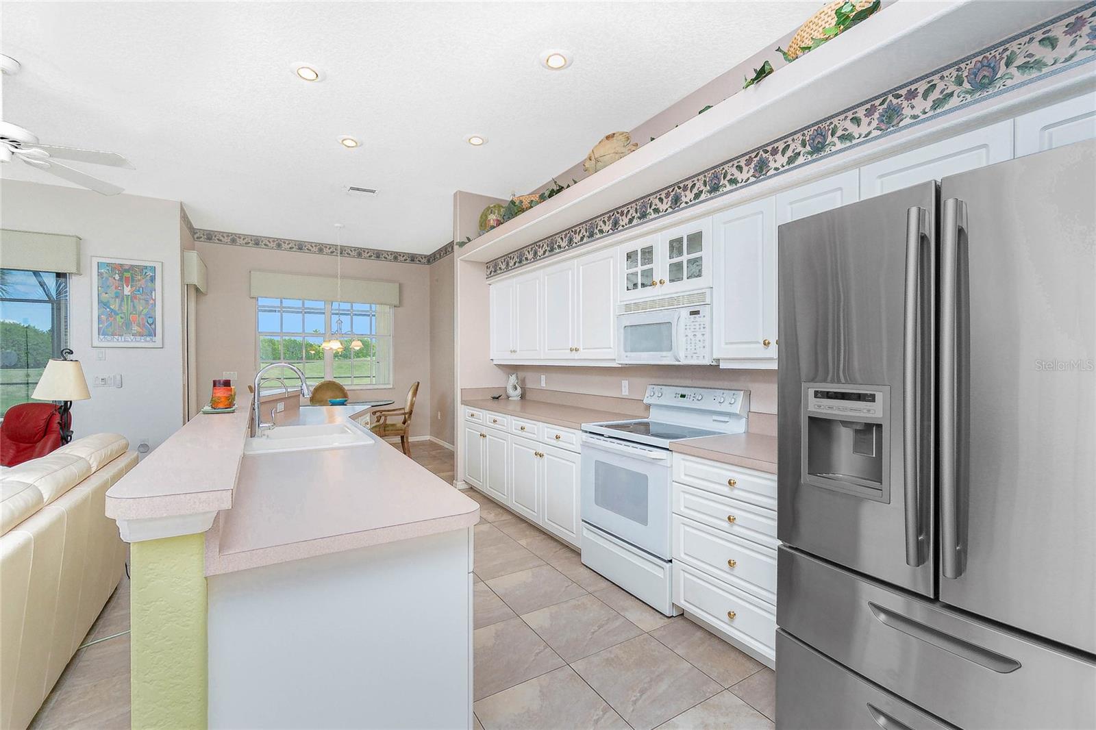 8542 LAKESIDE DRIVE