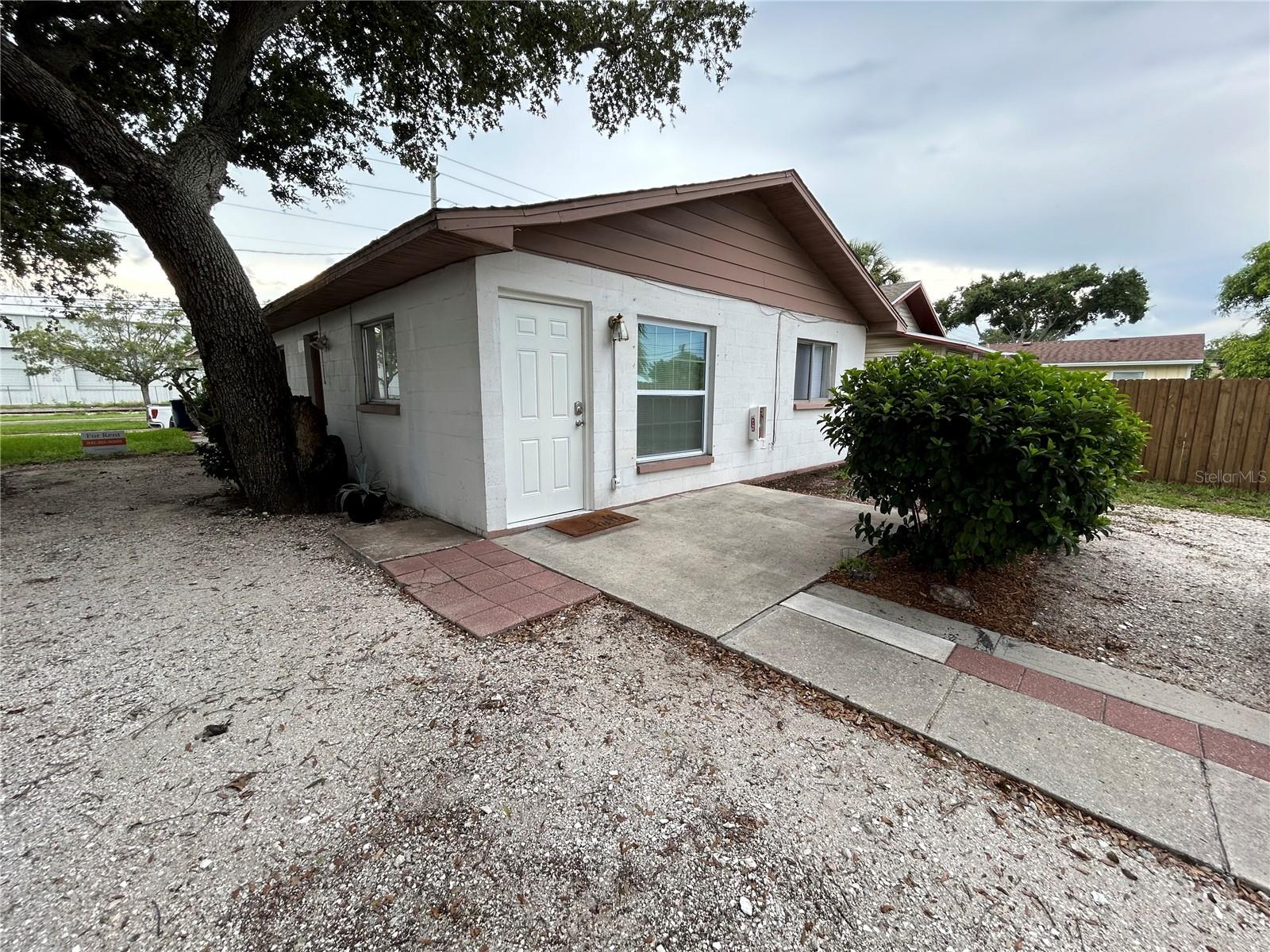 EAST PALMETTO - Residential Lease