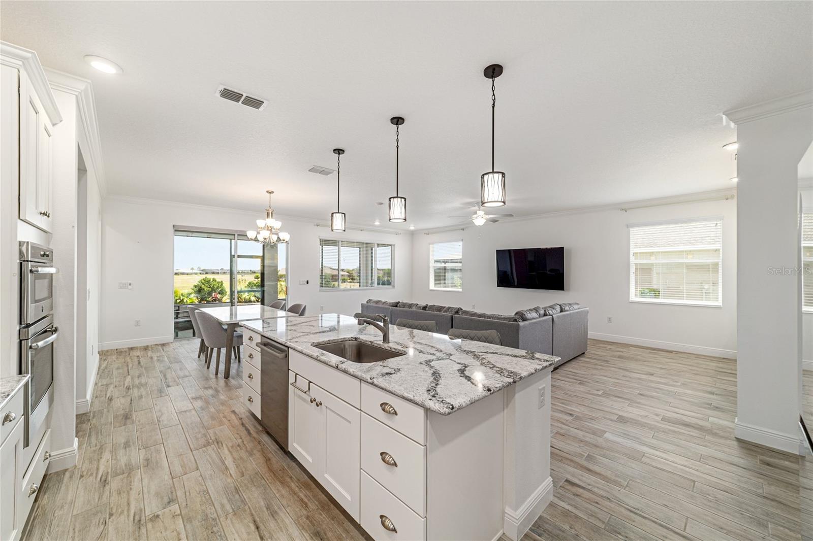 ON TOP OF THE WORLD - Residential