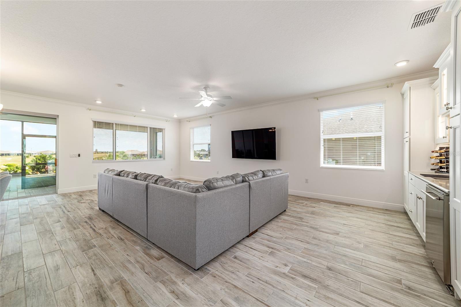 ON TOP OF THE WORLD - Residential