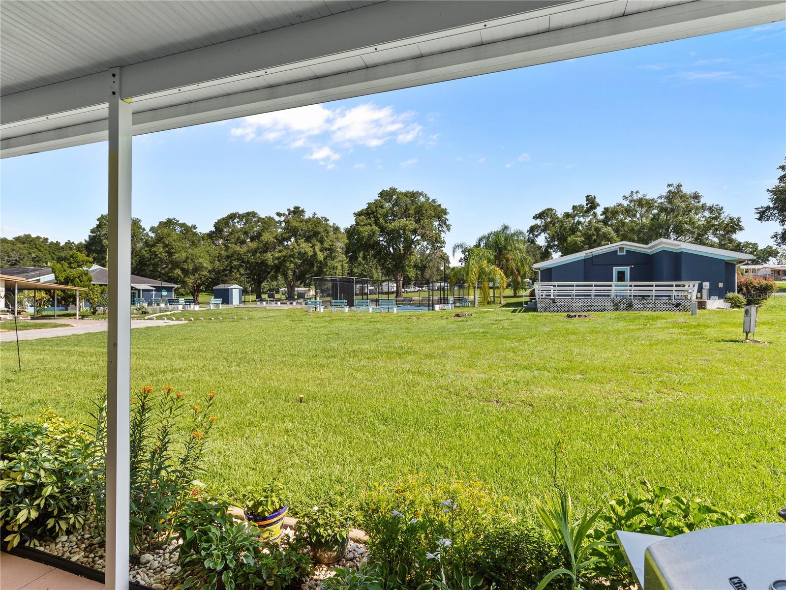 HAMPTON COURT - Residential