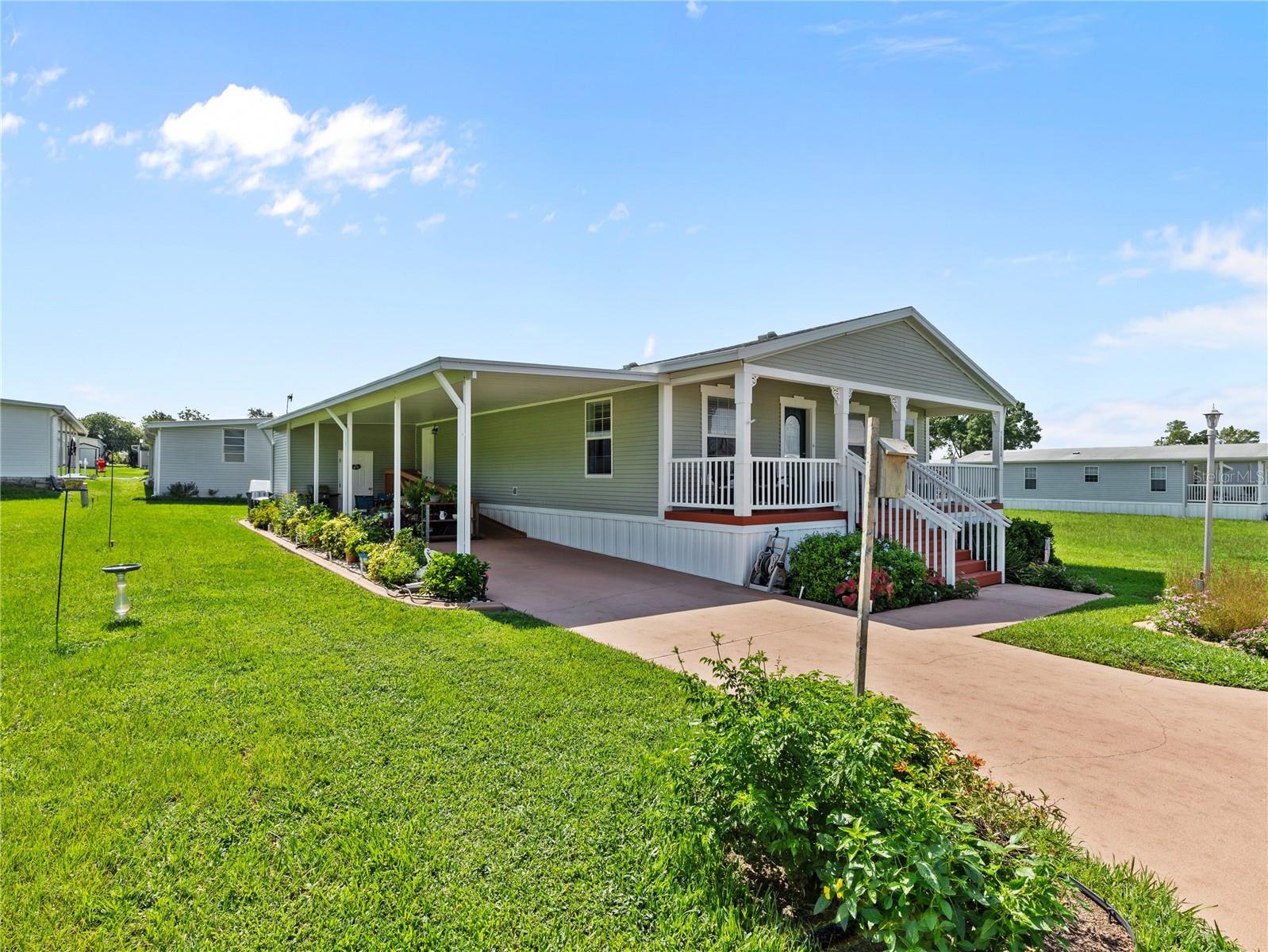 HAMPTON COURT - Residential