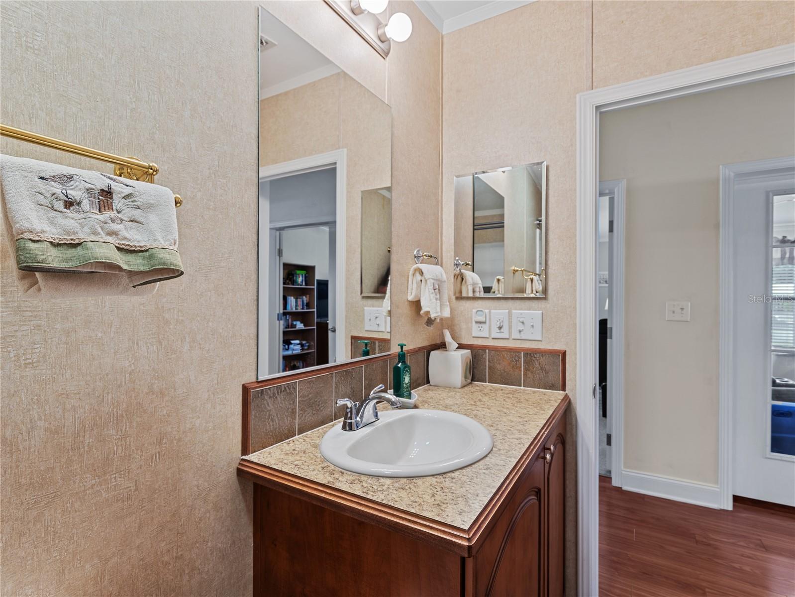 HAMPTON COURT - Residential