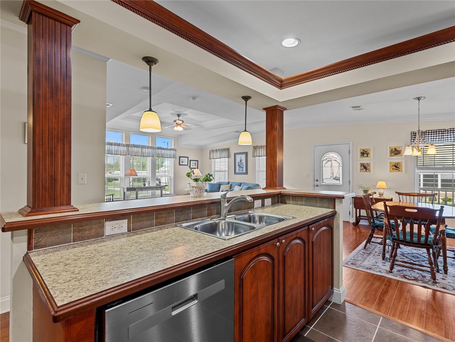 HAMPTON COURT - Residential