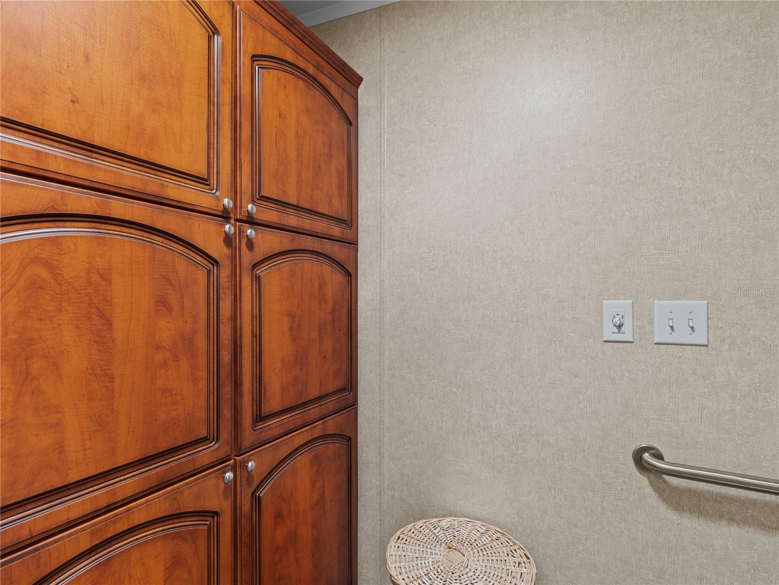 HAMPTON COURT - Residential