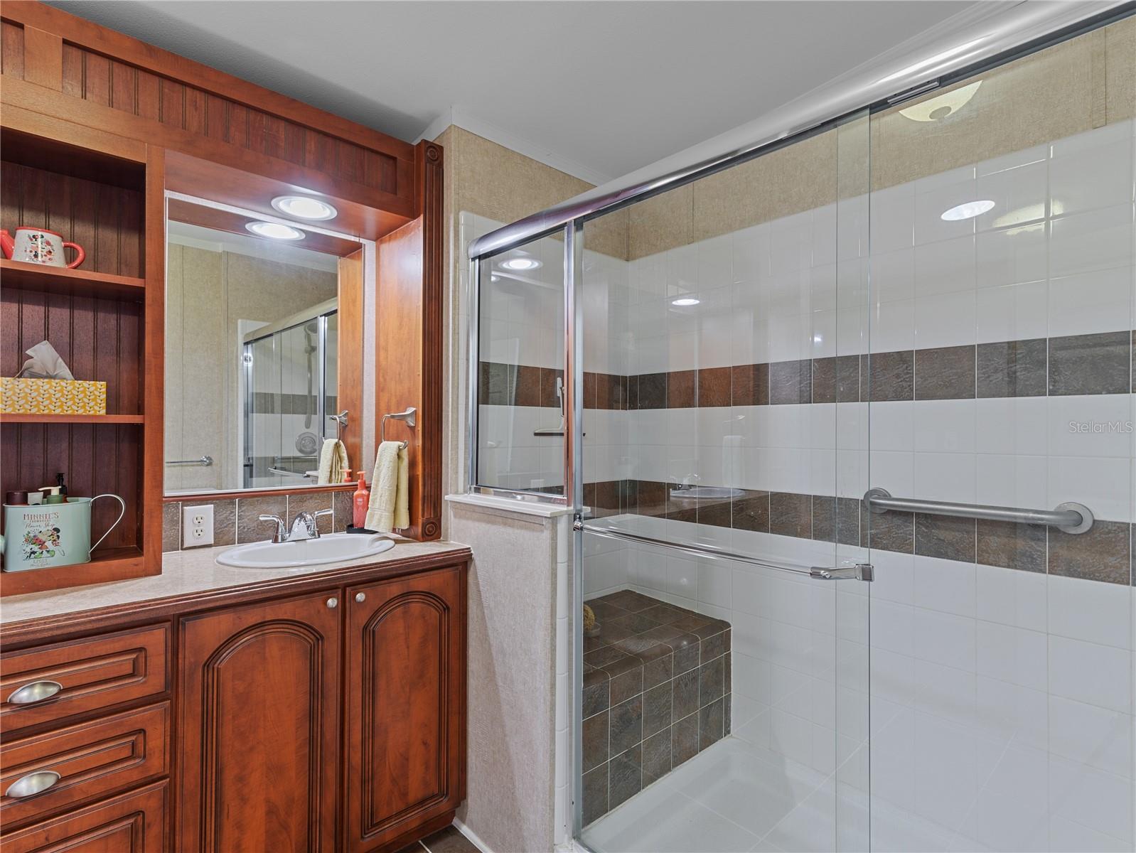 HAMPTON COURT - Residential