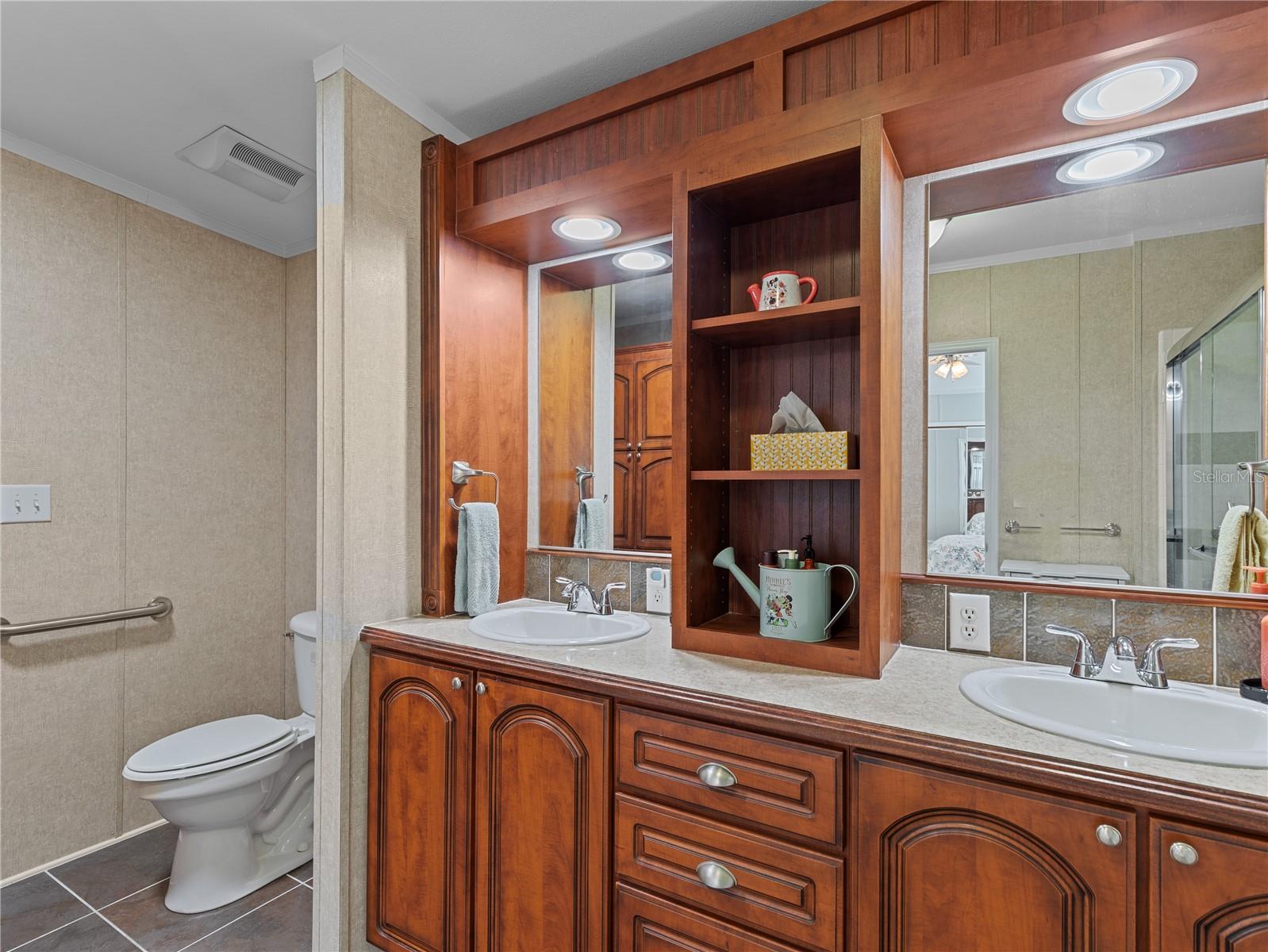 HAMPTON COURT - Residential