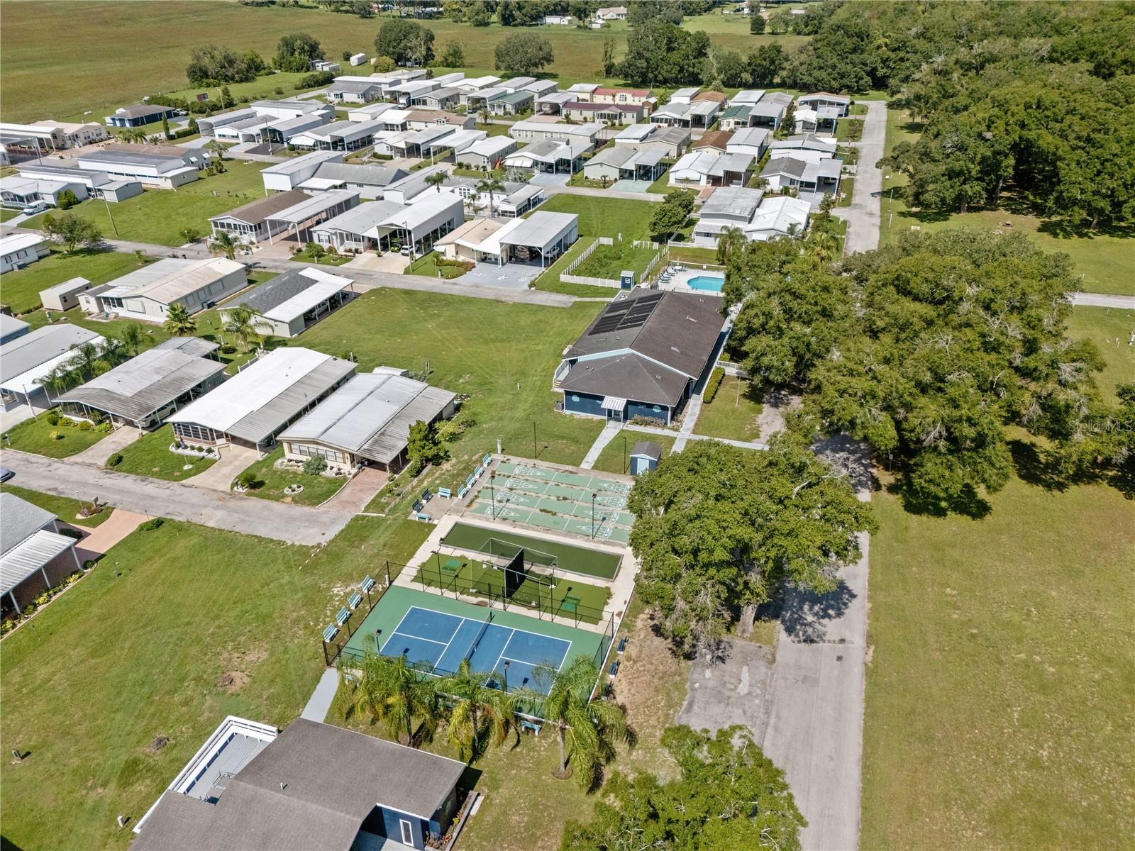 HAMPTON COURT - Residential