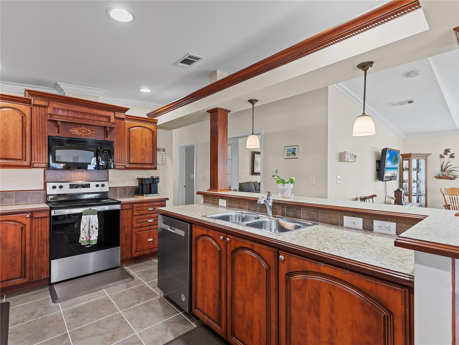 HAMPTON COURT - Residential