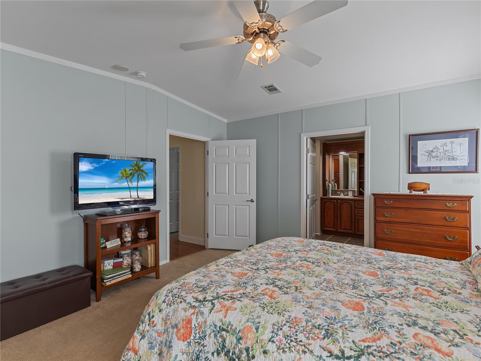 HAMPTON COURT - Residential