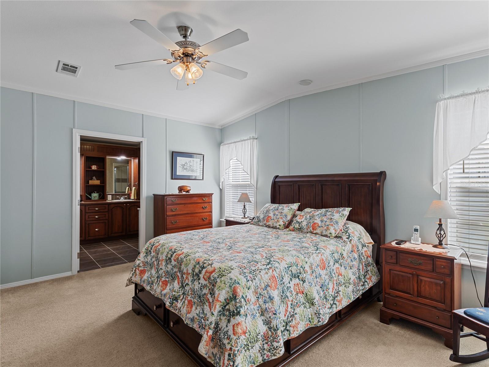 HAMPTON COURT - Residential