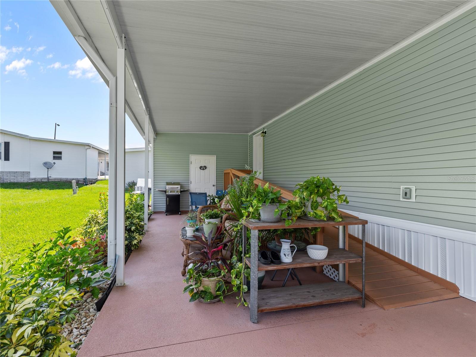 HAMPTON COURT - Residential