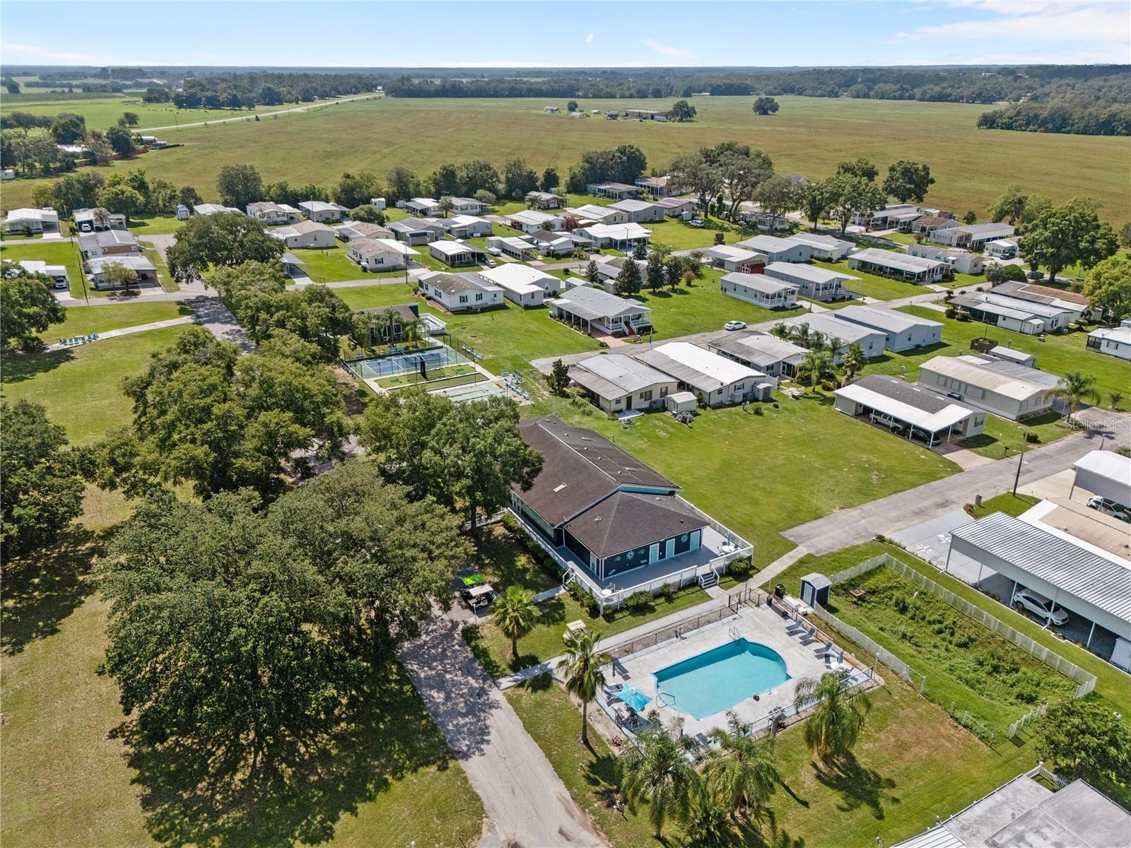 HAMPTON COURT - Residential